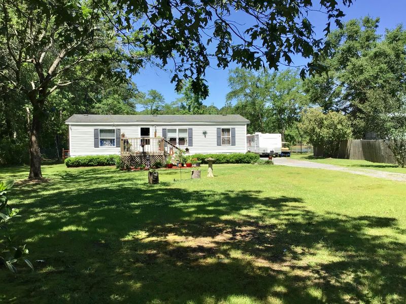635 Coral Acres Dr, Moncks Corner, SC 29461