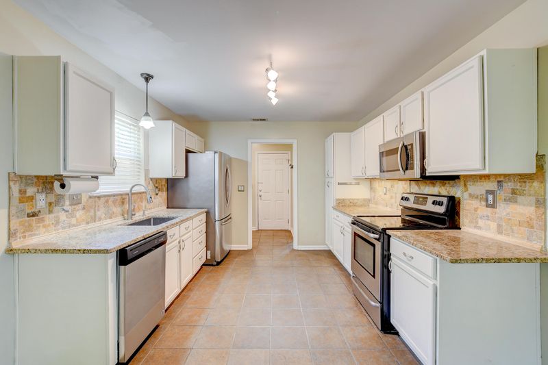 388 Stefan Dr, Charleston, SC 29412
