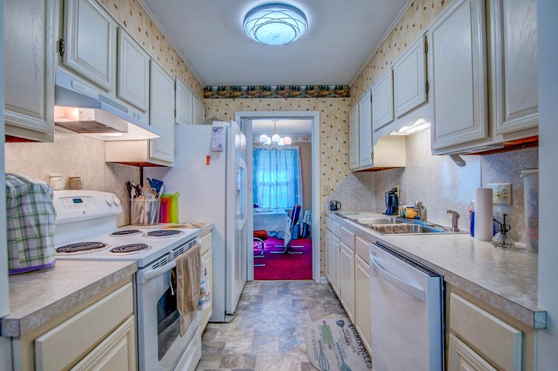 212 Woodward Blvd, Summerville, SC 29483