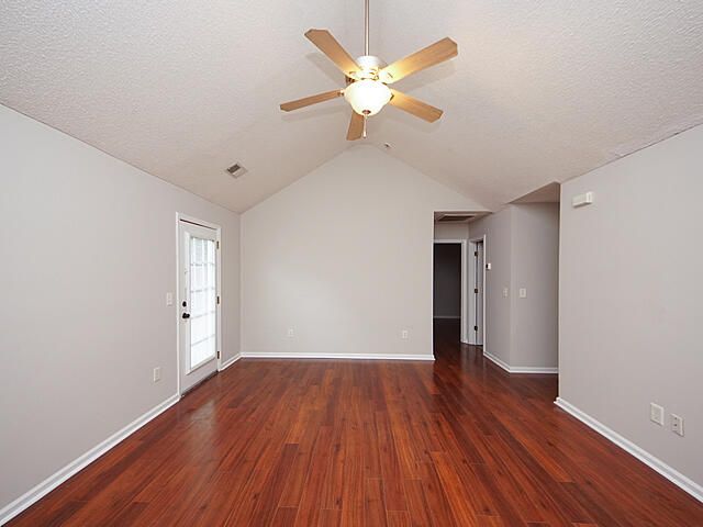225 Bainsbury Ln, Summerville, SC 29483