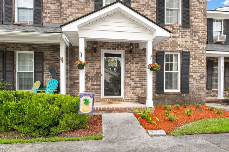 303 Sandlewood Dr, Summerville, SC 29483