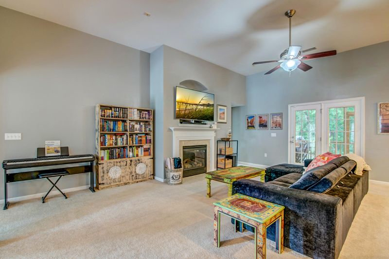 7521 Whispering Oak Dr, Hanahan, SC 29410