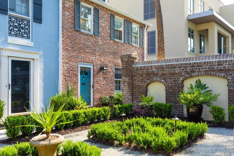 10 Charlestowne Ct, Charleston, SC 29401