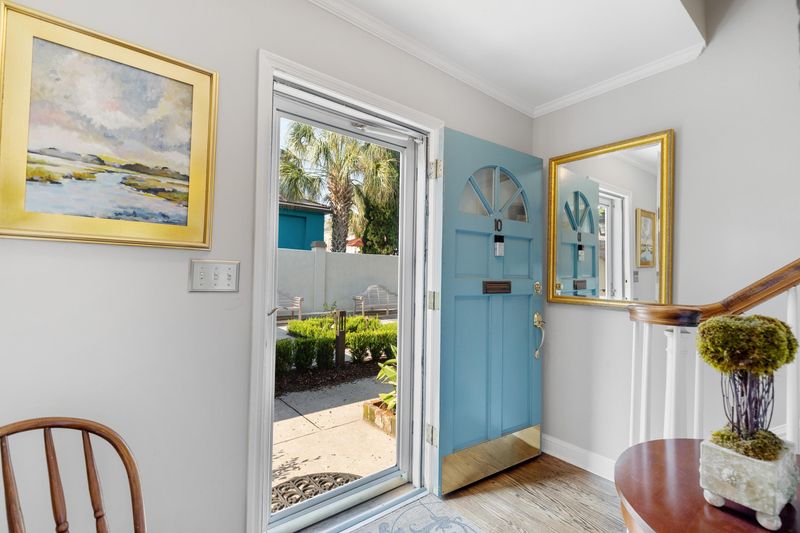 10 Charlestowne Ct, Charleston, SC 29401