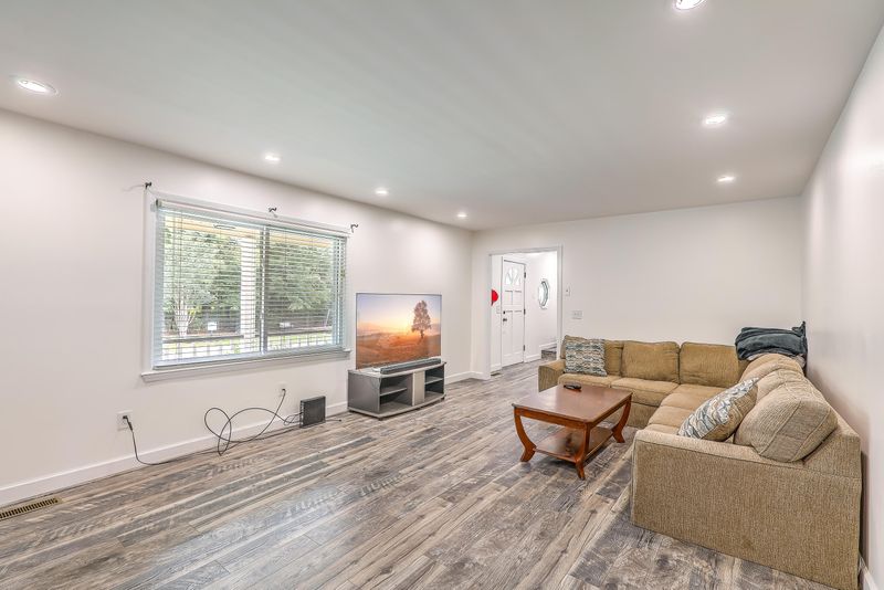 25 Manor Blvd, Hanahan, SC 29410
