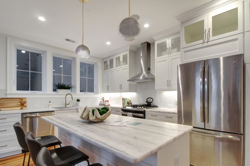 75 Cooper St, Charleston, SC 29403