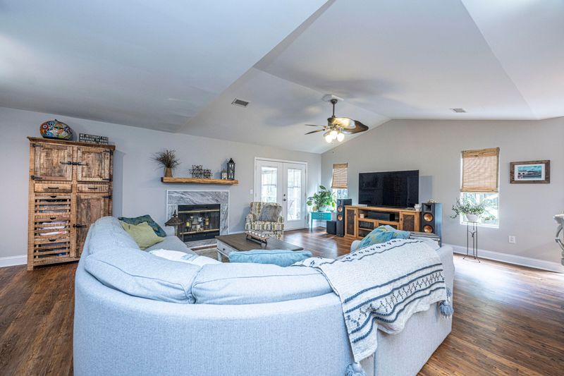 1221 Llewellyn Rd, Mount Pleasant, SC 29464