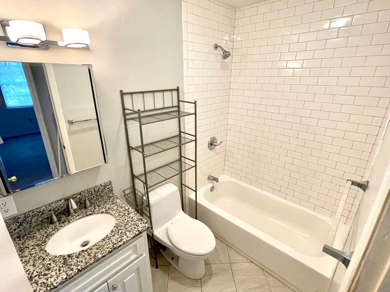 37 F St #A, Charleston, SC 29403