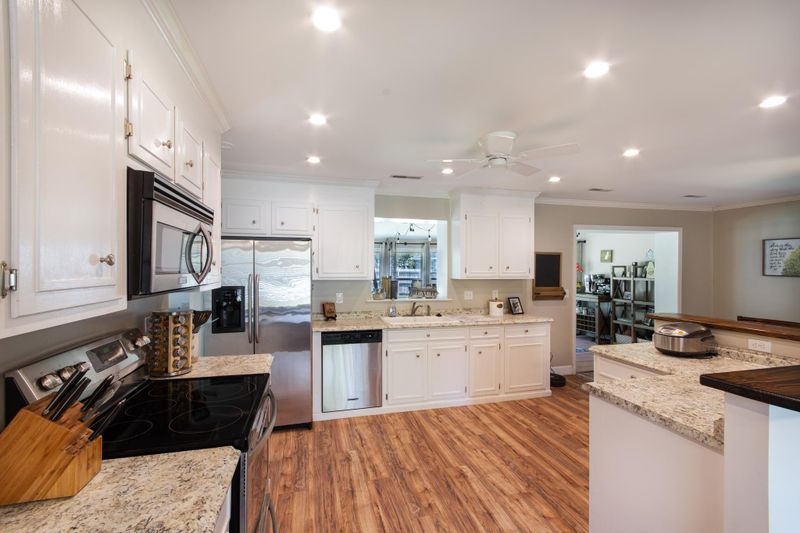 8386 Chatsworth Ct, North Charleston, SC 29406