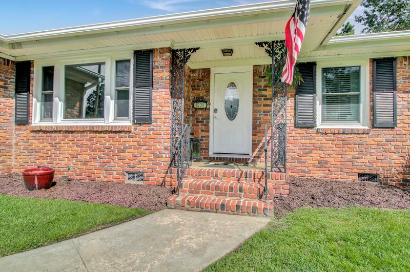 1239 Woodside Dr, Hanahan, SC 29410