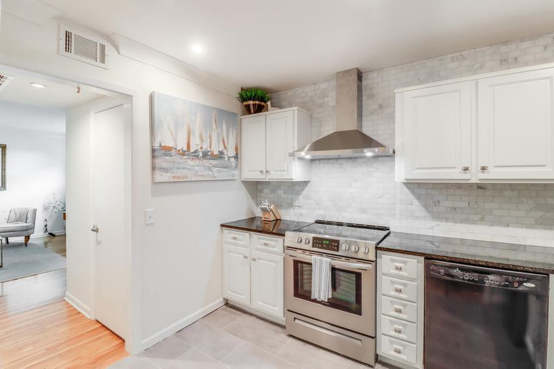3 Poulnot Ln, Charleston, SC 29401