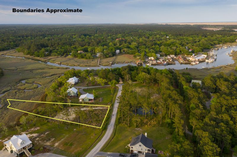 636 Broadmarsh Rd, Mcclellanville, SC 29458