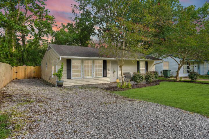 1131 Dickson Ave, Hanahan, SC 29410