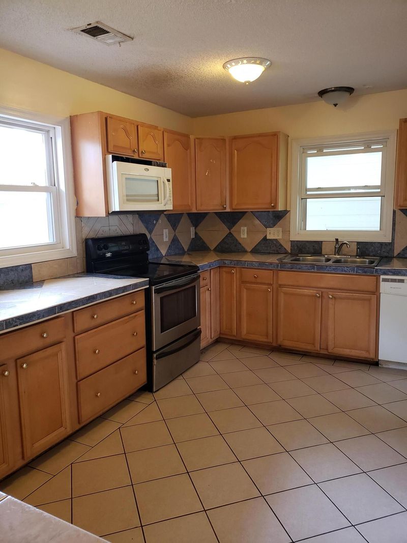 1103 Yeamans Hall Rd, Hanahan, SC 29410