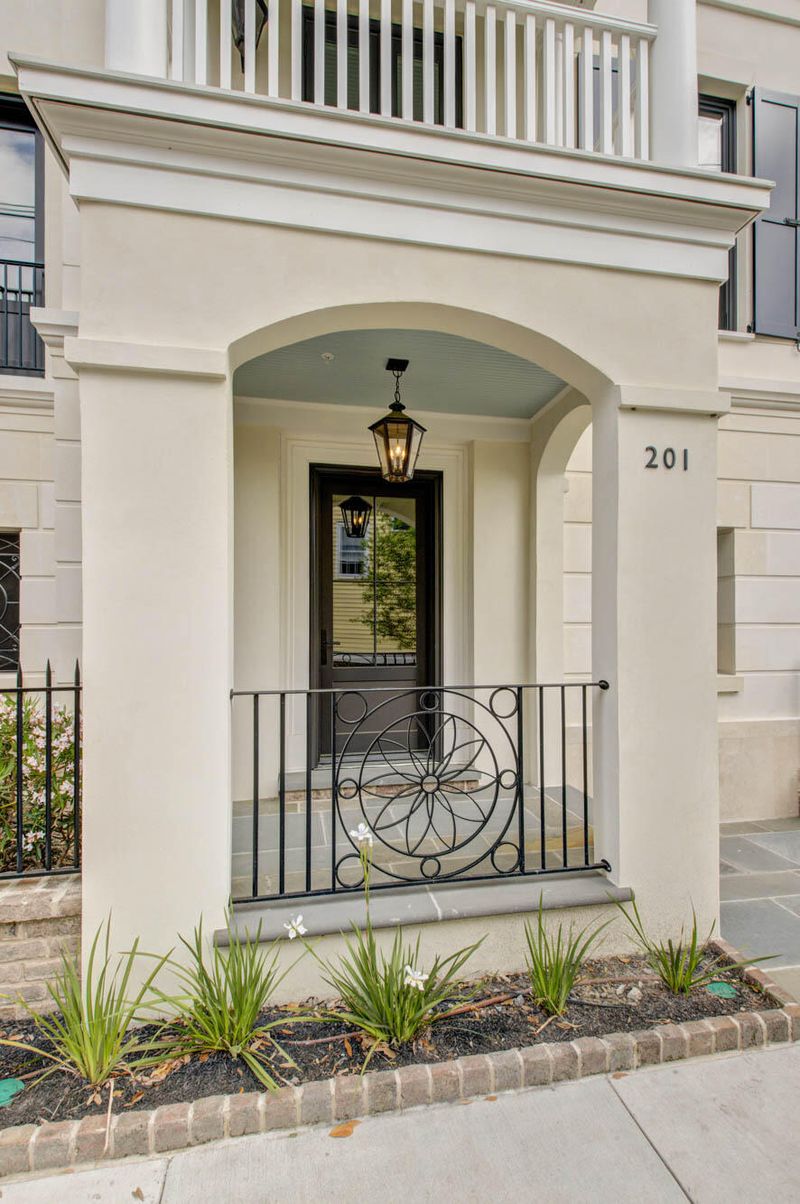 31 Smith St #Bldg 201, Charleston, SC 29401