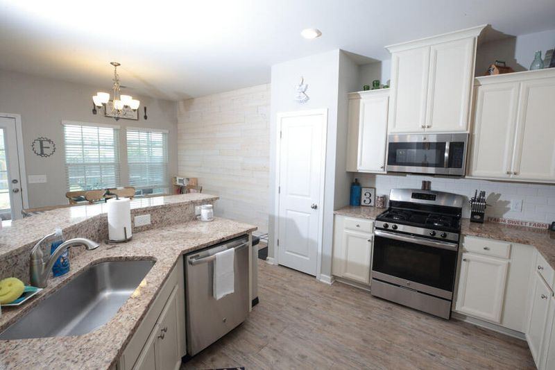 652 Redbud Ln, Summerville, SC 29486