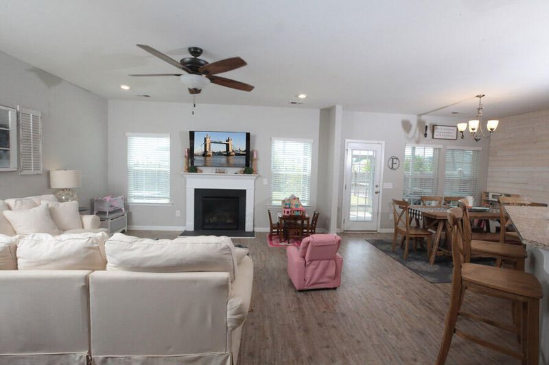 652 Redbud Ln, Summerville, SC 29486