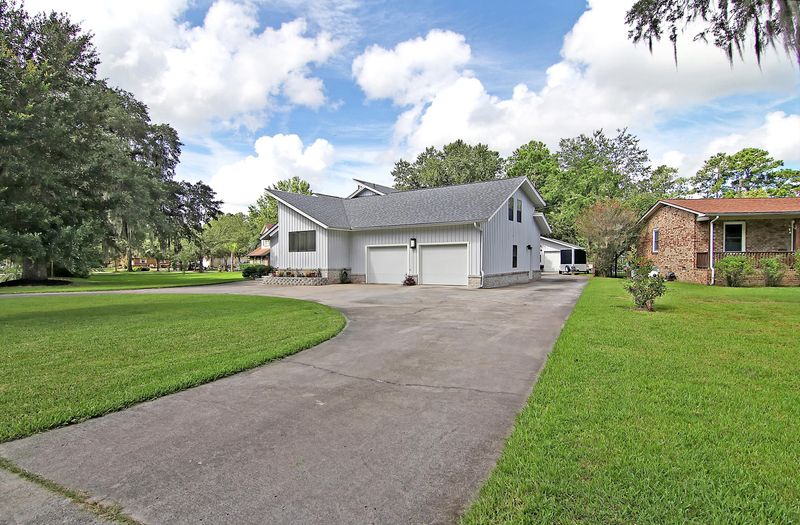 1017 Live Oak Ave, Moncks Corner, SC 29461