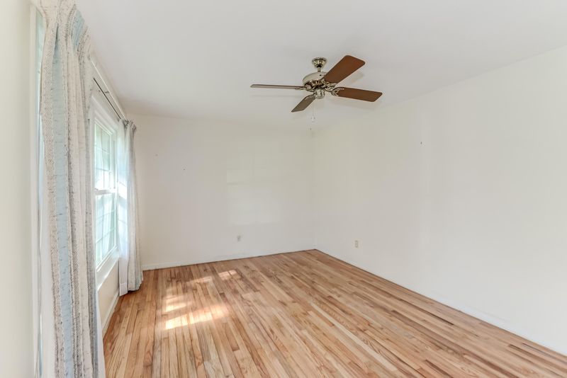 1060 Woodside Dr, Charleston, SC 29412