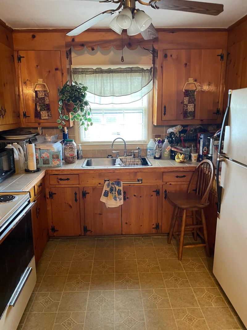 1369 White Dr, Charleston, SC 29407