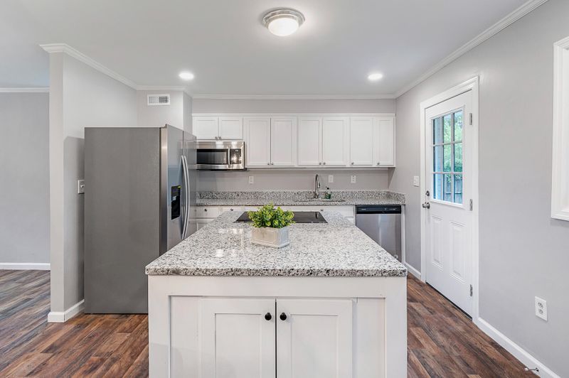 1390 Mail Route Rd, Bonneau, SC 29431
