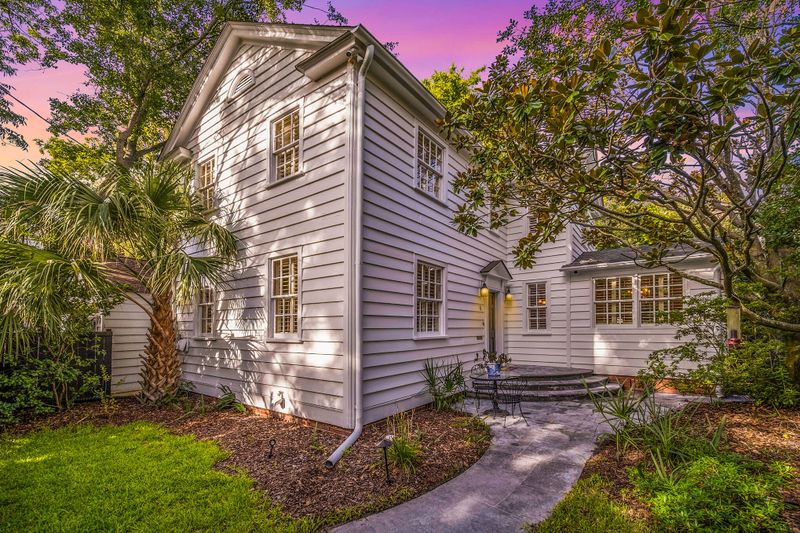 6 Shaftsbury Ln, Charleston, SC 29401