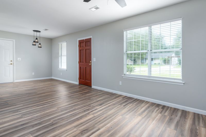 1136 Dickson Ave, Hanahan, SC 29410