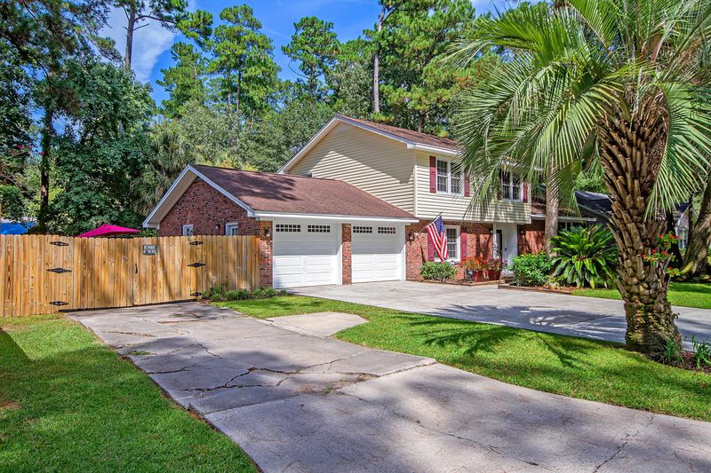 217 Runnymede Ln, Summerville, SC 29485