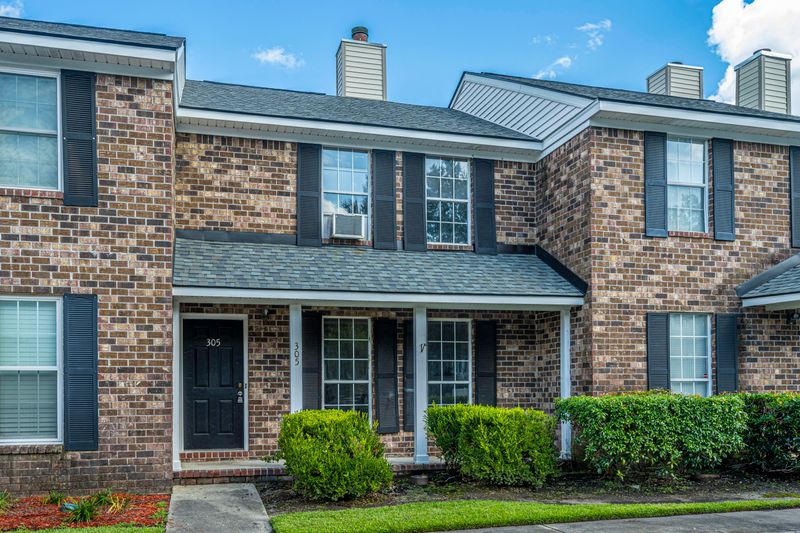 305 Sandlewood Dr, Summerville, SC 29483