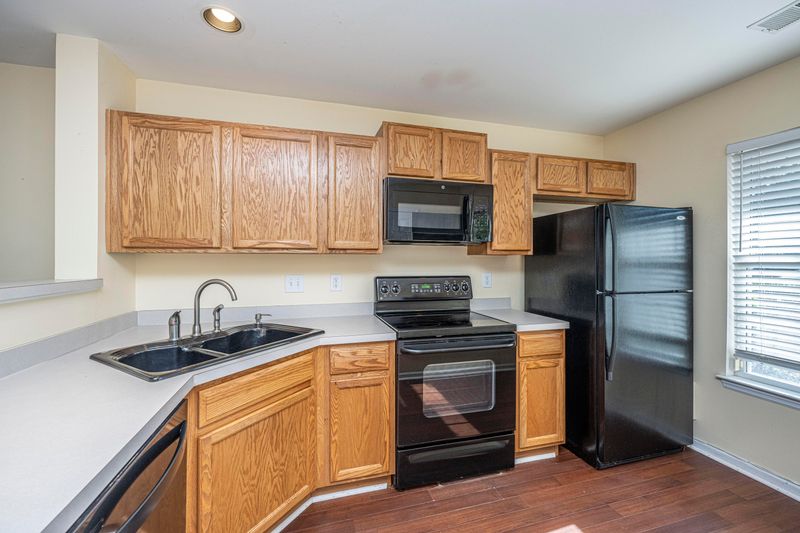 302 Yellow Hawthorn Cir, Summerville, SC 29483