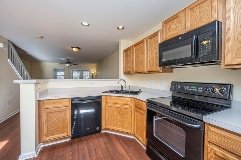 302 Yellow Hawthorn Cir, Summerville, SC 29483