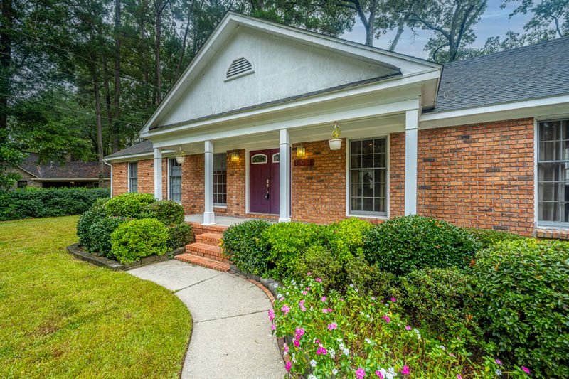 103 Runnymede Ln, Summerville, SC 29485