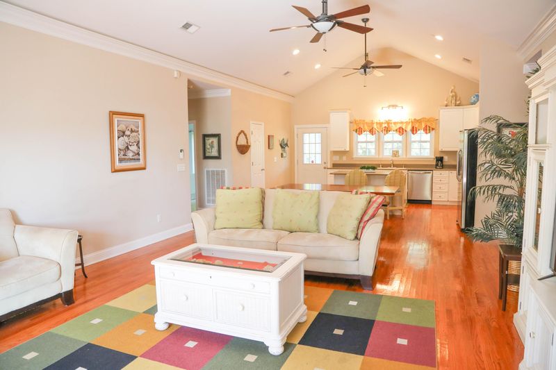 611 Pompano St, Edisto Island, SC 29438