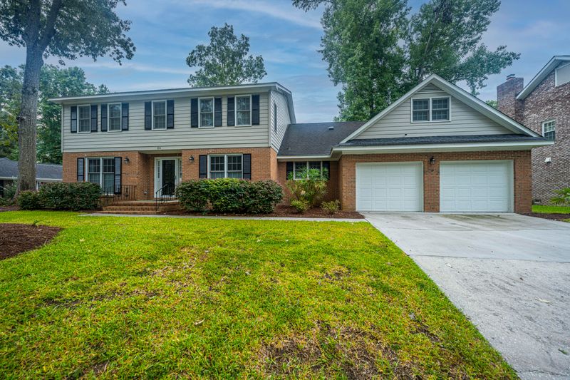 114 Lakeview Dr, Summerville, SC 29485
