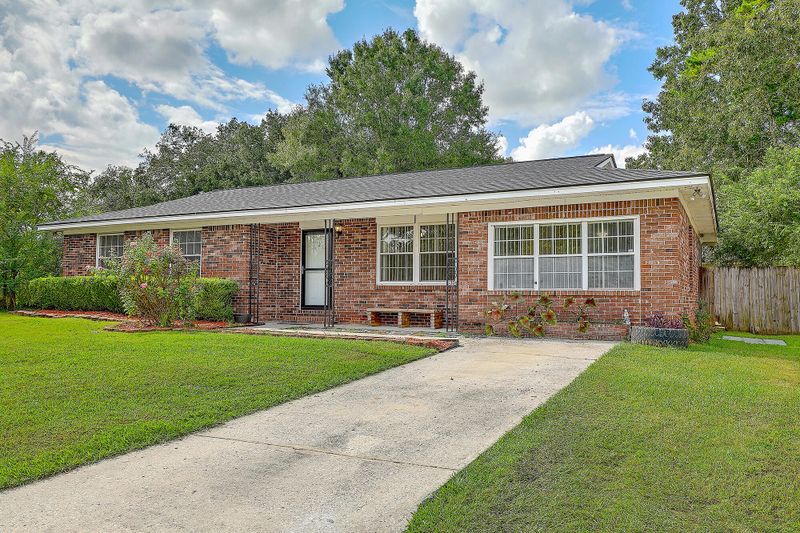 2 Grover Ln, Goose Creek, SC 29445