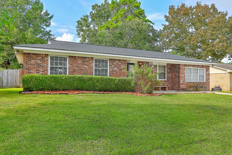 2 Grover Ln, Goose Creek, SC 29445