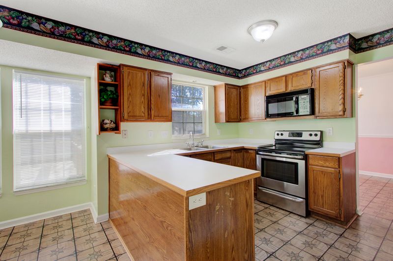 108 Hartland Ln, Goose Creek, SC 29445