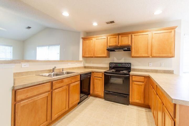 900 Pine Bluff Dr, Summerville, SC 29483