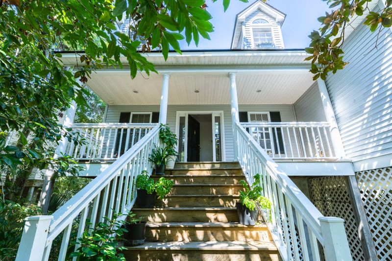 306 W Hudson Ave, Folly Beach, SC 29439