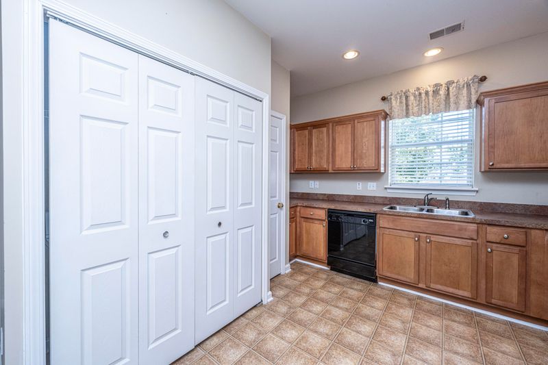 8815 Tigershark Ave, North Charleston, SC 29406