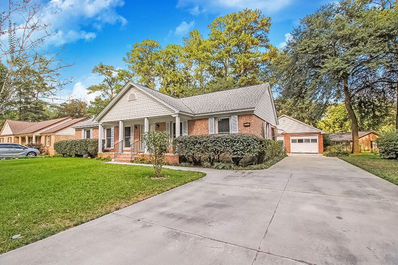211 Runnymede Ln, Summerville, SC 29485