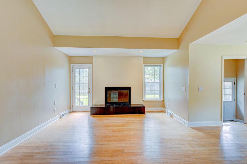2595 Delhi Rd, North Charleston, SC 29406