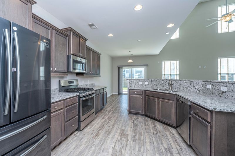 521 Lateleaf Dr, Moncks Corner, SC 29461