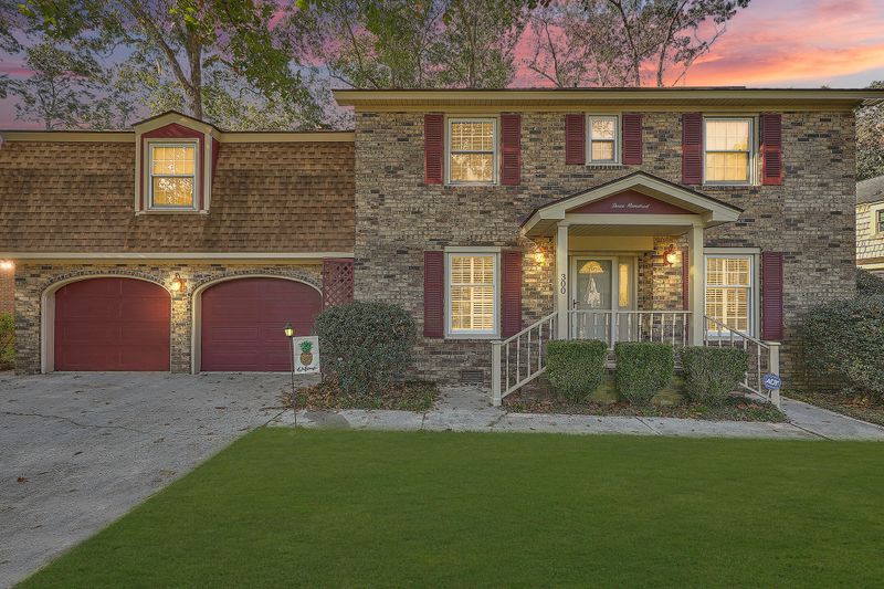 300 Lakeview Dr, Summerville, SC 29485