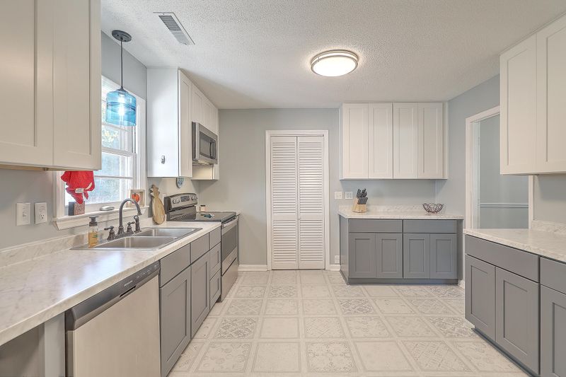 300 Oxford Rd, Ladson, SC 29456