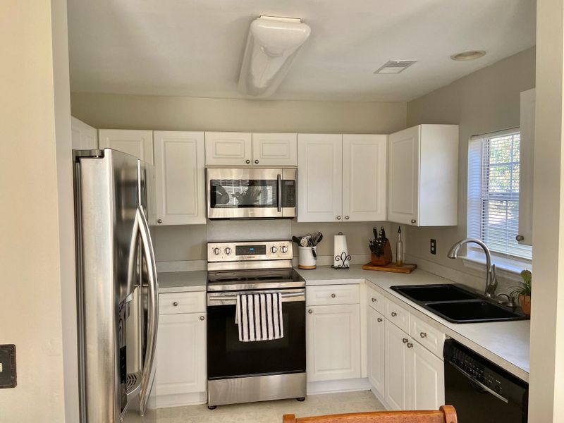 1447 Coopers Hawk Dr, Hanahan, SC 29410