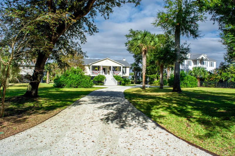 8887 Palmetto Rd, Edisto Island, SC 29438