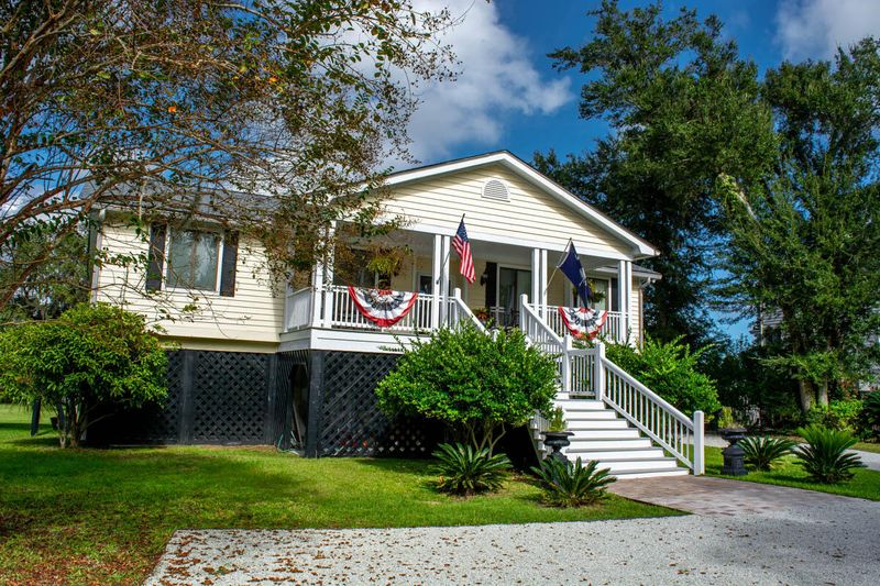 8887 Palmetto Rd, Edisto Island, SC 29438