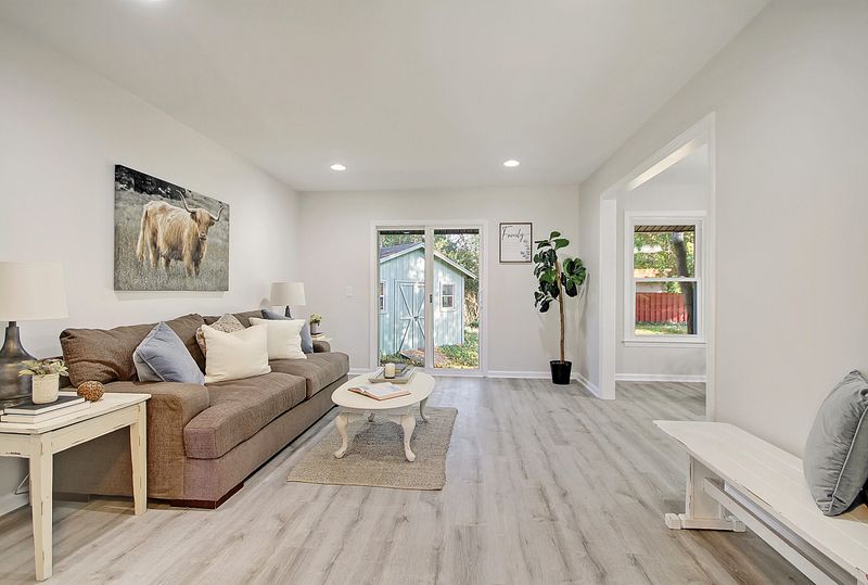 2 Lampton Rd, Charleston, SC 29407