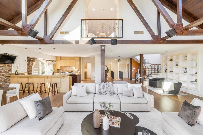 4 Gillon St, Charleston, SC 29401